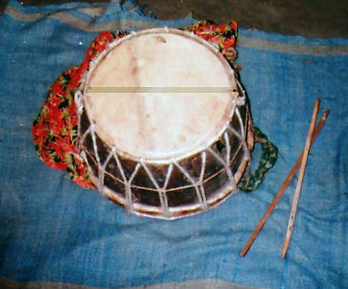 The pre­sence of the snare distinguishes the jhorka from the korka