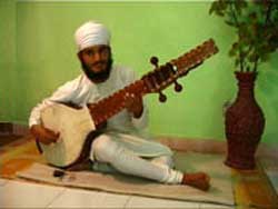 cross legged sitting posi­tion for the rabab si­mi­lar to the sitar
