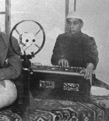 Harmonium player in old radio broadcast