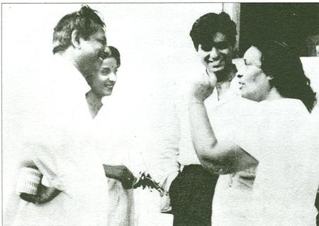 Jaddanbai (extreme right) with Dilip Kumar, Nargis, and Mehboob