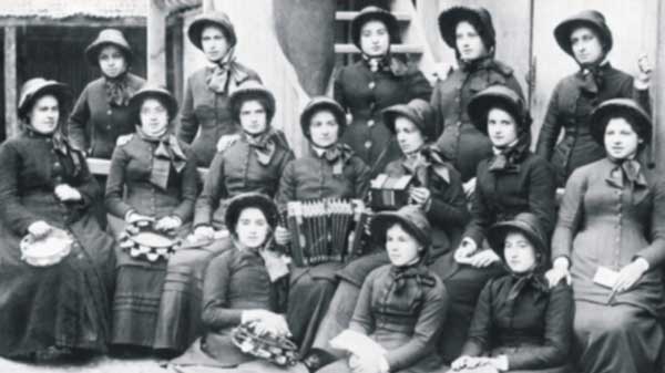 Women of the Sal­va­tion Army